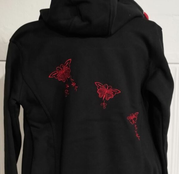 Exemple broderie papillons sur sweat femme dos