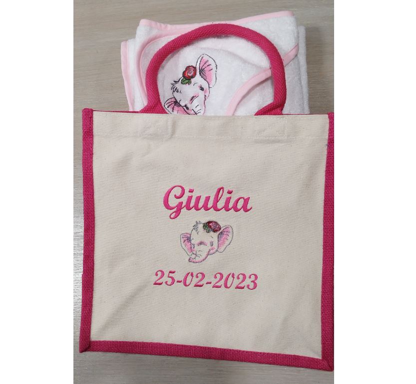 Sac en toile de jute brodé date de naissance et prenom Giulia avec motif elephant et sa serviette associée