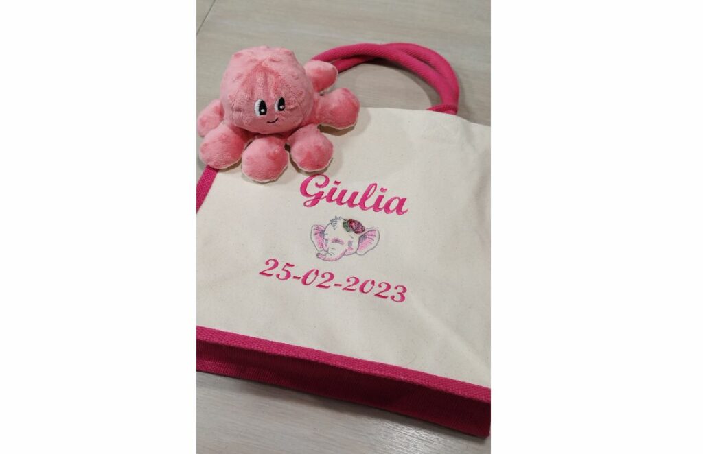 sac en toile de jute brodée avec date de naissance et prenom avec sa petite pieuvre entièrement faite maison