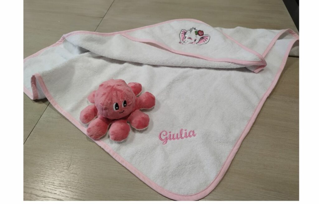 Sortie de bain bébé Giulia brodée avec petit motif elephant et pieuvre nounours 100% maison